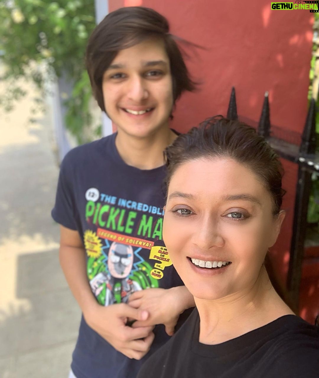 Nurgül Yeşilçay Instagram - Bayram demek:Aile demek! Doya doya sarılın,öpün,koklayın;)Bayram bu işte! Mutlu bayramlaaaarrrrr💃💃💃 Benim en çekirdek ailem(biz çiğdem deriz;)) @psychonejat #eidmubarak