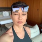 Nurgül Yeşilçay Instagram - Göz kırpamıyom😞 Benden emoji olmazmış”😜”