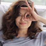 Nurgül Yeşilçay Instagram - Koca çantanın içine elimi ilk daldırışta anahtarı buldum!ilk seferde böyle lap diye anlıyo musun? Koca çantada💃💃💃