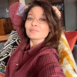 Nurgül Yeşilçay Instagram - Hamurlu pazar kahvaltısı sonrası çöken rehavet huzuru gülümsemesi😊