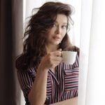Nurgül Yeşilçay Instagram - Bizde çay fincanda diil,ince bellide içilir;)) Bi de saati olmaz,her dakka içilir;)) Yeşilçay olur ama😂 #greentea #tea