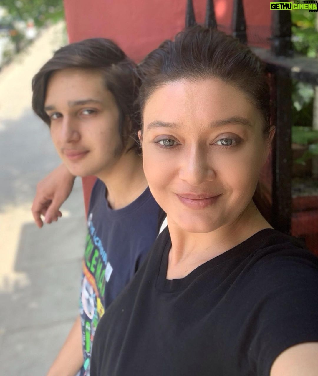 Nurgül Yeşilçay Instagram - Bayram demek:Aile demek! Doya doya sarılın,öpün,koklayın;)Bayram bu işte! Mutlu bayramlaaaarrrrr💃💃💃 Benim en çekirdek ailem(biz çiğdem deriz;)) @psychonejat #eidmubarak