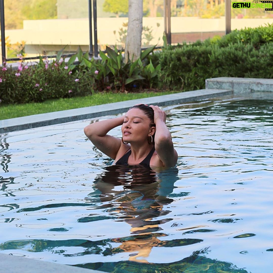 Nurgül Yeşilçay Instagram - SU da oynamak her şeye iyi gelir❤️ Bol oynamalı,bol gülmeli,eğlenmeli,dinlenmeli şahane tatiller herkese!