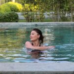 Nurgül Yeşilçay Instagram - SU da oynamak her şeye iyi gelir❤️ Bol oynamalı,bol gülmeli,eğlenmeli,dinlenmeli şahane tatiller herkese!