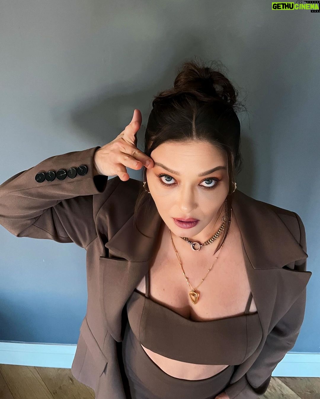 Nurgül Yeşilçay - 149.2K Likes - Dump mump fln filn 🤓