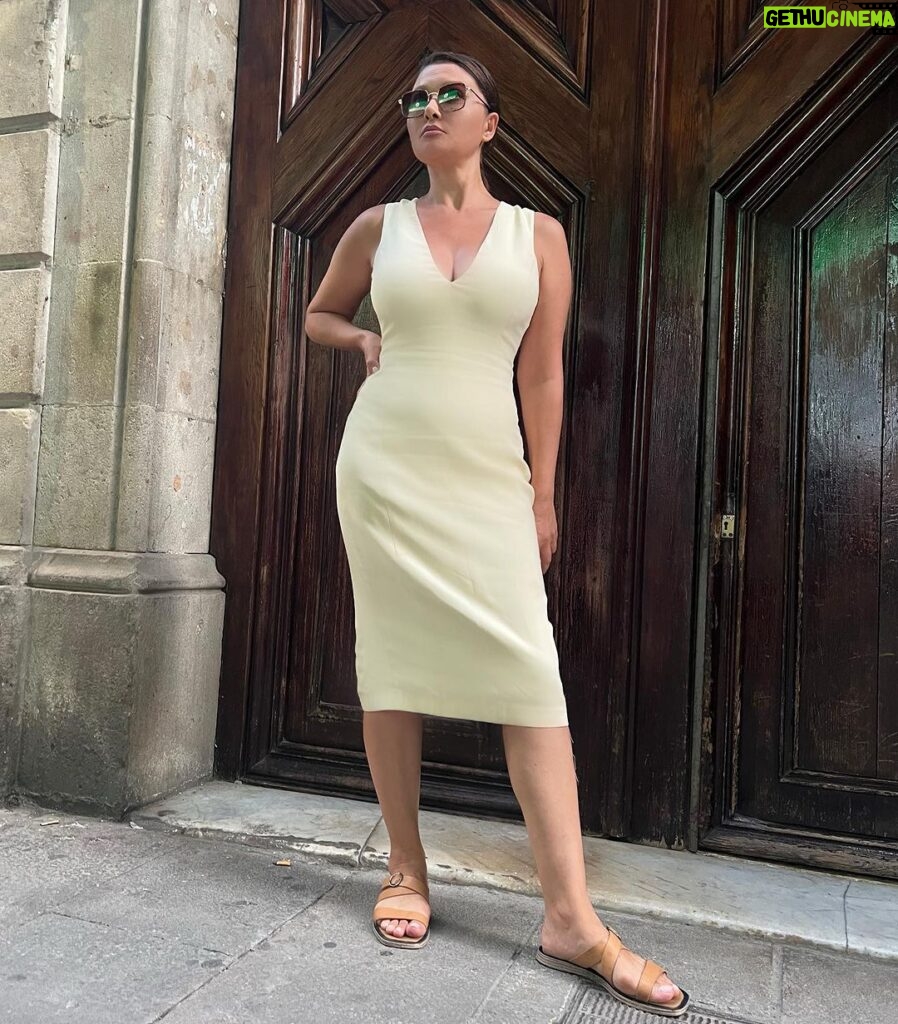 Nurgül Yeşilçay Instagram - Ya evde yoksam!!! Paella yiyorumdur kesin🤩 Barcelona, Spain