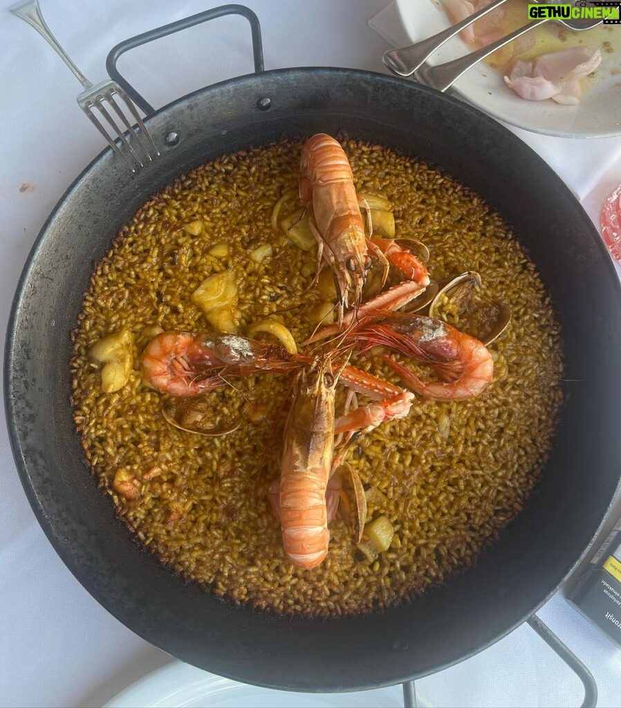 Nurgül Yeşilçay Instagram - Ya evde yoksam!!! Paella yiyorumdur kesin🤩 Barcelona, Spain