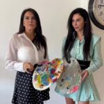 Nursel Köse Instagram – TOÇEV Gençlik Komite Başkanı ressam Berfin Uluman’ın, “TOÇEV Çocukları İçin Boyuyoruz 2“ adını verdiği yeni resim sergisi için birlikte resim yaptık.Bu özel projede birlikte yaptığımız resimler 15 ekim 2022 tarihinde cvk otel’de yapılacak ve tüm geliri TOÇEV’e aktarılmak üzere satışa sunulacak
#okumakhercocugunhakkidir
#tocev
@berfinuluman
@tocevonline @actplustalentm @theemrem