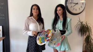Nursel Köse Instagram - TOÇEV Gençlik Komite Başkanı ressam Berfin Uluman’ın, “TOÇEV Çocukları İçin Boyuyoruz 2“ adını verdiği yeni resim sergisi için birlikte resim yaptık.Bu özel projede birlikte yaptığımız resimler 15 ekim 2022 tarihinde  cvk otel’de yapılacak ve tüm  geliri TOÇEV’e aktarılmak üzere  satışa sunulacak
#okumakhercocugunhakkidir
#tocev
@berfinuluman
@tocevonline @actplustalentm @theemrem