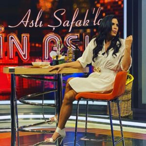Nursel Köse Instagram - Muhteşem @aslisafak ile sohbetimize doyamadım…💋Emeği geçen herkese teşekkürlerimle. @aslisafaklaisinasli @haberturktv @actplustalentm @nemesiskitap #beşincikanroman ❤️🎵😎 @theemrem