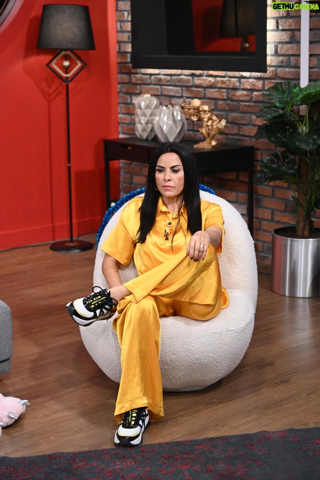 Nursel Köse Instagram - Demet Akbağ ile Güldürme Beni programı bu akşam saat 20 de Show TV de.Beklerim zira siz gülebilirsiniz😉