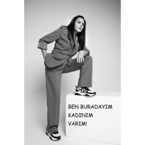 Nursel Köse Instagram - KADINA YÖNELİK ŞİDDETE MOBBİNGE ÖTEKİLEŞTİRMEYE DUR DİYORUZ!
SEN DE EN GÜZEL GÜLÜMSEMENİ FOTOĞRAFLA VE #banabirazrenkver etiketi ile paylaş ki çoğalalım..
#banabirazrenkver
Ki çiçek açayım!
Kadınların sesi olmak için bir araya geldik.
Birlikte güçlüyüz.
 #girlpower 

Yapımcı: @aycayilmazdogan
Proje/Tasarım : @kamurantapul
PR : 3435CREATIVE 
Fotoğraf sanatçısı : @tameryilmaz1 
Makyaj sanatçısı : @hamiyetakpinar 
Kostüm : @chamay
Saç Tasarım : @mericgulmez  Hair Repair Studio
Backstage Ekip : Faruk Coş /T.Emre Özer
PROJE KADINLARI:
@almeda92 
@aycayilmazdogan
@hamiyetakpinar
@haticedervisoglu.61
@kamurantapul
@nazgoktan
@nursel_kose
@zerrinnisanci
@zeynepseverdemirel