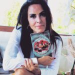 Nursel Köse Instagram - Hepinize kitap okumalı iyi akşamlar diliyorum❤️. Tüm Avrupa’dan ulaşmak için bu Linki tıklamanız yeterli❤️. https://www.tikla24.de/kitap/nursel-kose/5-kan/ Türkiye de @trendyolcom link Bio #beşincikan #roman #krimi #gerilim