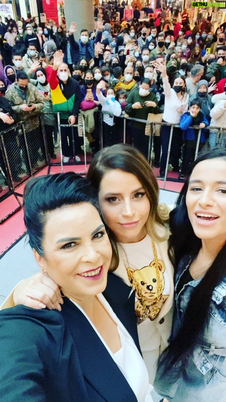 Nursel Köse Instagram - Dilberay filmimizin İzmir galasını gerçekleştirdik.Muhteşem seyircilerle❤️❤️❤️❤️ @busrapekin @zelhakendirci #Ketche @dilberayfilm @fikriharikaproduction @metronomfilmyapim @aytacmediaa @optimum_izmir @mildanarzu @mandalina_shop @ketche_official