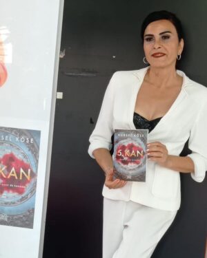 Nursel Köse Instagram - Bugün gelen hepinize teşekkürlerimle @nemesiskitap @dr_dunyasi @elaa_stylee @lalucetr @mildanarzu @serapcakir @ulrichmertin_