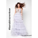 Nursel Köse Instagram - KADINA YÖNELİK ŞİDDETE MOBBİNGE ÖTEKİLEŞTİRMEYE DUR DİYORUZ! SEN DE EN GÜZEL GÜLÜMSEMENİ FOTOĞRAFLA VE #banabirazrenkver etiketi ile paylaş ki çoğalalım.. #banabirazrenkver Ki çiçek açayım! Kadınların sesi olmak için bir araya geldik. Birlikte güçlüyüz. #girlpower Yapımcı: @aycayilmazdogan Proje/Tasarım : @kamurantapul PR : 3435CREATIVE Fotoğraf sanatçısı : @tameryilmaz1 Makyaj sanatçısı : @hamiyetakpinar Kostüm : @chamay Saç Tasarım : @mericgulmez Hair Repair Studio Backstage Ekip : Faruk Coş /T.Emre Özer PROJE KADINLARI: @almeda92 @aycayilmazdogan @hamiyetakpinar @haticedervisoglu.61 @kamurantapul @nazgoktan @nursel_kose @zerrinnisanci @zeynepseverdemirel