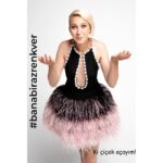 Nursel Köse Instagram - KADINA YÖNELİK ŞİDDETE MOBBİNGE ÖTEKİLEŞTİRMEYE DUR DİYORUZ! SEN DE EN GÜZEL GÜLÜMSEMENİ FOTOĞRAFLA VE #banabirazrenkver etiketi ile paylaş ki çoğalalım.. #banabirazrenkver Ki çiçek açayım! Kadınların sesi olmak için bir araya geldik. Birlikte güçlüyüz. #girlpower Yapımcı: @aycayilmazdogan Proje/Tasarım : @kamurantapul PR : 3435CREATIVE Fotoğraf sanatçısı : @tameryilmaz1 Makyaj sanatçısı : @hamiyetakpinar Kostüm : @chamay Saç Tasarım : @mericgulmez Hair Repair Studio Backstage Ekip : Faruk Coş /T.Emre Özer PROJE KADINLARI: @almeda92 @aycayilmazdogan @hamiyetakpinar @haticedervisoglu.61 @kamurantapul @nazgoktan @nursel_kose @zerrinnisanci @zeynepseverdemirel