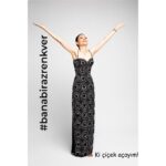 Nursel Köse Instagram - KADINA YÖNELİK ŞİDDETE MOBBİNGE ÖTEKİLEŞTİRMEYE DUR DİYORUZ! SEN DE EN GÜZEL GÜLÜMSEMENİ FOTOĞRAFLA VE #banabirazrenkver etiketi ile paylaş ki çoğalalım.. #banabirazrenkver Ki çiçek açayım! Kadınların sesi olmak için bir araya geldik. Birlikte güçlüyüz. #girlpower Yapımcı: @aycayilmazdogan Proje/Tasarım : @kamurantapul PR : 3435CREATIVE Fotoğraf sanatçısı : @tameryilmaz1 Makyaj sanatçısı : @hamiyetakpinar Kostüm : @chamay Saç Tasarım : @mericgulmez Hair Repair Studio Backstage Ekip : Faruk Coş /T.Emre Özer PROJE KADINLARI: @almeda92 @aycayilmazdogan @hamiyetakpinar @haticedervisoglu.61 @kamurantapul @nazgoktan @nursel_kose @zerrinnisanci @zeynepseverdemirel