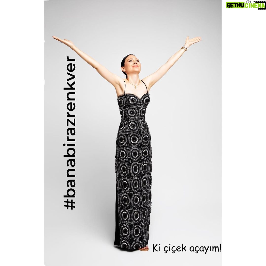 Nursel Köse Instagram - KADINA YÖNELİK ŞİDDETE MOBBİNGE ÖTEKİLEŞTİRMEYE DUR DİYORUZ! SEN DE EN GÜZEL GÜLÜMSEMENİ FOTOĞRAFLA VE #banabirazrenkver etiketi ile paylaş ki çoğalalım.. #banabirazrenkver Ki çiçek açayım! Kadınların sesi olmak için bir araya geldik. Birlikte güçlüyüz. #girlpower Yapımcı: @aycayilmazdogan Proje/Tasarım : @kamurantapul PR : 3435CREATIVE Fotoğraf sanatçısı : @tameryilmaz1 Makyaj sanatçısı : @hamiyetakpinar Kostüm : @chamay Saç Tasarım : @mericgulmez Hair Repair Studio Backstage Ekip : Faruk Coş /T.Emre Özer PROJE KADINLARI: @almeda92 @aycayilmazdogan @hamiyetakpinar @haticedervisoglu.61 @kamurantapul @nazgoktan @nursel_kose @zerrinnisanci @zeynepseverdemirel