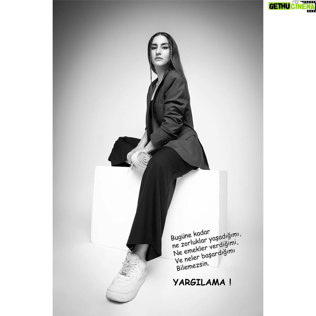 Nursel Köse Instagram - KADINA YÖNELİK ŞİDDETE MOBBİNGE ÖTEKİLEŞTİRMEYE DUR DİYORUZ! SEN DE EN GÜZEL GÜLÜMSEMENİ FOTOĞRAFLA VE #banabirazrenkver etiketi ile paylaş ki çoğalalım.. #banabirazrenkver Ki çiçek açayım! Kadınların sesi olmak için bir araya geldik. Birlikte güçlüyüz. #girlpower Yapımcı: @aycayilmazdogan Proje/Tasarım : @kamurantapul PR : 3435CREATIVE Fotoğraf sanatçısı : @tameryilmaz1 Makyaj sanatçısı : @hamiyetakpinar Kostüm : @chamay Saç Tasarım : @mericgulmez Hair Repair Studio Backstage Ekip : Faruk Coş /T.Emre Özer PROJE KADINLARI: @almeda92 @aycayilmazdogan @hamiyetakpinar @haticedervisoglu.61 @kamurantapul @nazgoktan @nursel_kose @zerrinnisanci @zeynepseverdemirel