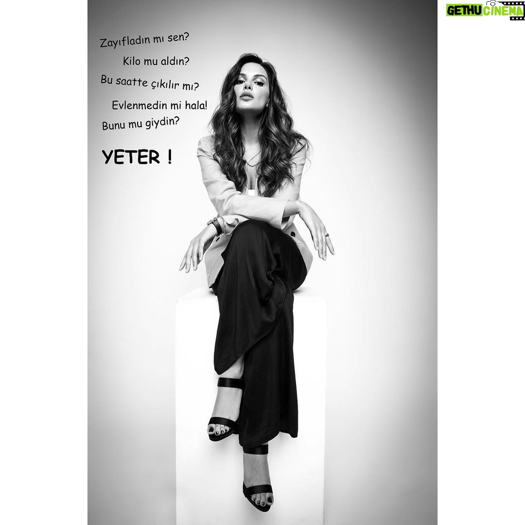 Nursel Köse Instagram - KADINA YÖNELİK ŞİDDETE MOBBİNGE ÖTEKİLEŞTİRMEYE DUR DİYORUZ! SEN DE EN GÜZEL GÜLÜMSEMENİ FOTOĞRAFLA VE #banabirazrenkver etiketi ile paylaş ki çoğalalım.. #banabirazrenkver Ki çiçek açayım! Kadınların sesi olmak için bir araya geldik. Birlikte güçlüyüz. #girlpower Yapımcı: @aycayilmazdogan Proje/Tasarım : @kamurantapul PR : 3435CREATIVE Fotoğraf sanatçısı : @tameryilmaz1 Makyaj sanatçısı : @hamiyetakpinar Kostüm : @chamay Saç Tasarım : @mericgulmez Hair Repair Studio Backstage Ekip : Faruk Coş /T.Emre Özer PROJE KADINLARI: @almeda92 @aycayilmazdogan @hamiyetakpinar @haticedervisoglu.61 @kamurantapul @nazgoktan @nursel_kose @zerrinnisanci @zeynepseverdemirel