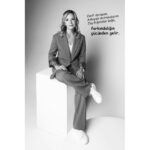 Nursel Köse Instagram - KADINA YÖNELİK ŞİDDETE MOBBİNGE ÖTEKİLEŞTİRMEYE DUR DİYORUZ! SEN DE EN GÜZEL GÜLÜMSEMENİ FOTOĞRAFLA VE #banabirazrenkver etiketi ile paylaş ki çoğalalım.. #banabirazrenkver Ki çiçek açayım! Kadınların sesi olmak için bir araya geldik. Birlikte güçlüyüz. #girlpower Yapımcı: @aycayilmazdogan Proje/Tasarım : @kamurantapul PR : 3435CREATIVE Fotoğraf sanatçısı : @tameryilmaz1 Makyaj sanatçısı : @hamiyetakpinar Kostüm : @chamay Saç Tasarım : @mericgulmez Hair Repair Studio Backstage Ekip : Faruk Coş /T.Emre Özer PROJE KADINLARI: @almeda92 @aycayilmazdogan @hamiyetakpinar @haticedervisoglu.61 @kamurantapul @nazgoktan @nursel_kose @zerrinnisanci @zeynepseverdemirel