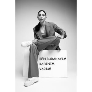 Nursel Köse Instagram - KADINA YÖNELİK ŞİDDETE MOBBİNGE ÖTEKİLEŞTİRMEYE DUR DİYORUZ!
SEN DE EN GÜZEL GÜLÜMSEMENİ FOTOĞRAFLA VE #banabirazrenkver etiketi ile paylaş ki çoğalalım..
#banabirazrenkver
Ki çiçek açayım!
Kadınların sesi olmak için bir araya geldik.
Birlikte güçlüyüz.
 #girlpower 

Yapımcı: @aycayilmazdogan
Proje/Tasarım : @kamurantapul
PR : 3435CREATIVE 
Fotoğraf sanatçısı : @tameryilmaz1 
Makyaj sanatçısı : @hamiyetakpinar 
Kostüm : @chamay
Saç Tasarım : @mericgulmez  Hair Repair Studio
Backstage Ekip : Faruk Coş /T.Emre Özer
PROJE KADINLARI:
@almeda92 
@aycayilmazdogan
@hamiyetakpinar
@haticedervisoglu.61
@kamurantapul
@nazgoktan
@nursel_kose
@zerrinnisanci
@zeynepseverdemirel