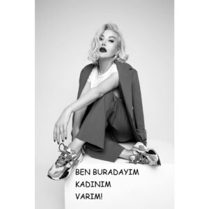 Nursel Köse Instagram - KADINA YÖNELİK ŞİDDETE MOBBİNGE ÖTEKİLEŞTİRMEYE DUR DİYORUZ!
SEN DE EN GÜZEL GÜLÜMSEMENİ FOTOĞRAFLA VE #banabirazrenkver etiketi ile paylaş ki çoğalalım..
#banabirazrenkver
Ki çiçek açayım!
Kadınların sesi olmak için bir araya geldik.
Birlikte güçlüyüz.
 #girlpower 

Yapımcı: @aycayilmazdogan
Proje/Tasarım : @kamurantapul
PR : 3435CREATIVE 
Fotoğraf sanatçısı : @tameryilmaz1 
Makyaj sanatçısı : @hamiyetakpinar 
Kostüm : @chamay
Saç Tasarım : @mericgulmez  Hair Repair Studio
Backstage Ekip : Faruk Coş /T.Emre Özer
PROJE KADINLARI:
@almeda92 
@aycayilmazdogan
@hamiyetakpinar
@haticedervisoglu.61
@kamurantapul
@nazgoktan
@nursel_kose
@zerrinnisanci
@zeynepseverdemirel
