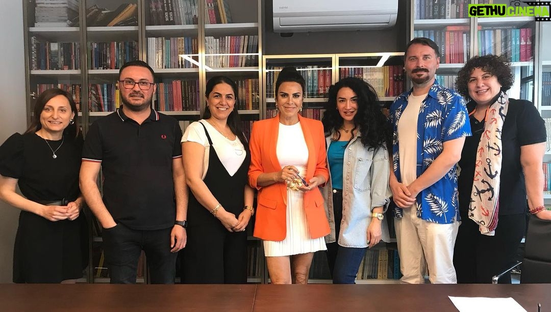 Nursel Köse Instagram - Bugün itibari ile Nemesis Kitap ailesine katılmanın sevincini yaşıyorum. @nemesiskitap @ozgurgvnc @pelin.yilmaz7 @serapcakir @ayla.duru @ulrichmertin_ @burcubinbasarantm @mildanarzu #keşfet