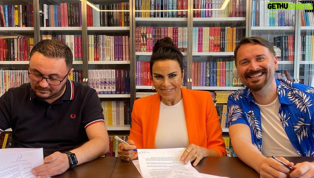 Nursel Köse Instagram - Bugün itibari ile Nemesis Kitap ailesine katılmanın sevincini yaşıyorum. @nemesiskitap @ozgurgvnc @pelin.yilmaz7 @serapcakir @ayla.duru @ulrichmertin_ @burcubinbasarantm @mildanarzu #keşfet