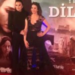 Nursel Köse Instagram – @Dilberayfilm galamızdan gelsin❤️❤️
Kostüm: Hakan Akkaya❤️@Makeup_Çigdem_Vural 💋💋vizyondayız..@aytacmedya @dilberayfilm @metronomfilmyapim @fikriharikaproduction @jeanpaulseresin @burcubinbasaran @busrapekin @ulrichmertin_ @ketche_official