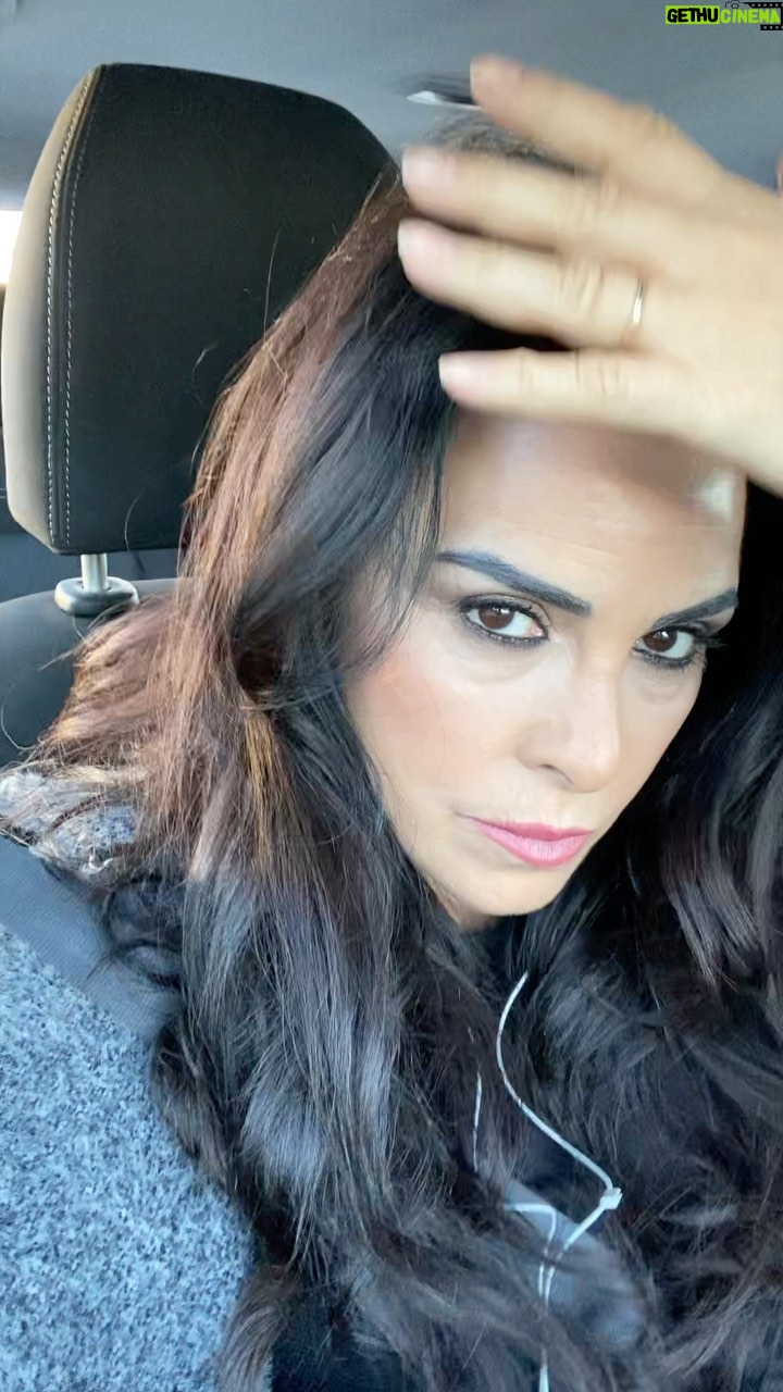 Nursel Köse Instagram - Günaydın,#gutenmorgen Morgen, #goodmorning #bomdai #bonjour @üçkuruş setten sete giderken ayna ile flört 😎