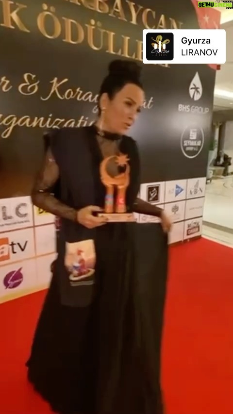 Nursel Köse Instagram - 4.Türkiye ve Azerbaycan Kardeşlik Ödülleri. “Yılın En İyi Kadın Dizi Oyuncusu Ödülü“ Herkese kocaman teşekkürlerimle❤️❤️❤️ @atakantasur @koraybozat @bhsgrouptr @trazkardeslikodulleri @actplustalent @burcubinbasaran Costume: @cansutascicouture Hair/Makeup: @hmyilhn Accessories: @mandalina_shop Shoes: @raffaellacorelli Styling: @zulallguler /@mahmutkose_