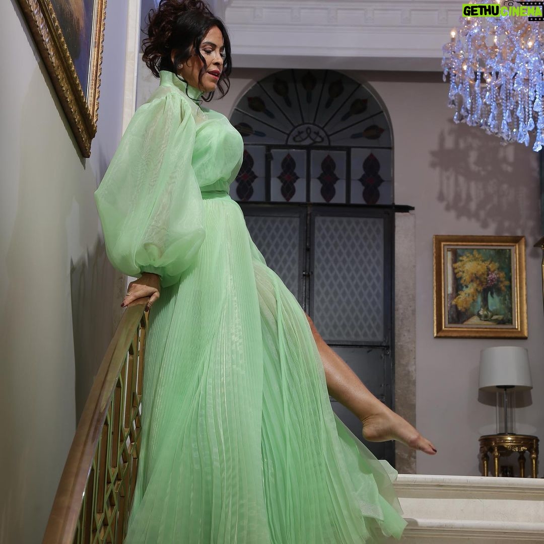 Nursel Köse Instagram - Bayramınız kutlu olsun💚💚Happy Bayram🧩🍏🌿 Photography by @ilkeruzunalan Kostüm @aydingoynu Hair @kemalbozz Make up @pinaraktasmakeup Styling by @zulallguler Powerd by @mahmutkose_