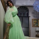 Nursel Köse Instagram - Bayramınız kutlu olsun💚💚Happy Bayram🧩🍏🌿 Photography by @ilkeruzunalan Kostüm @aydingoynu Hair @kemalbozz Make up @pinaraktasmakeup Styling by @zulallguler Powerd by @mahmutkose_