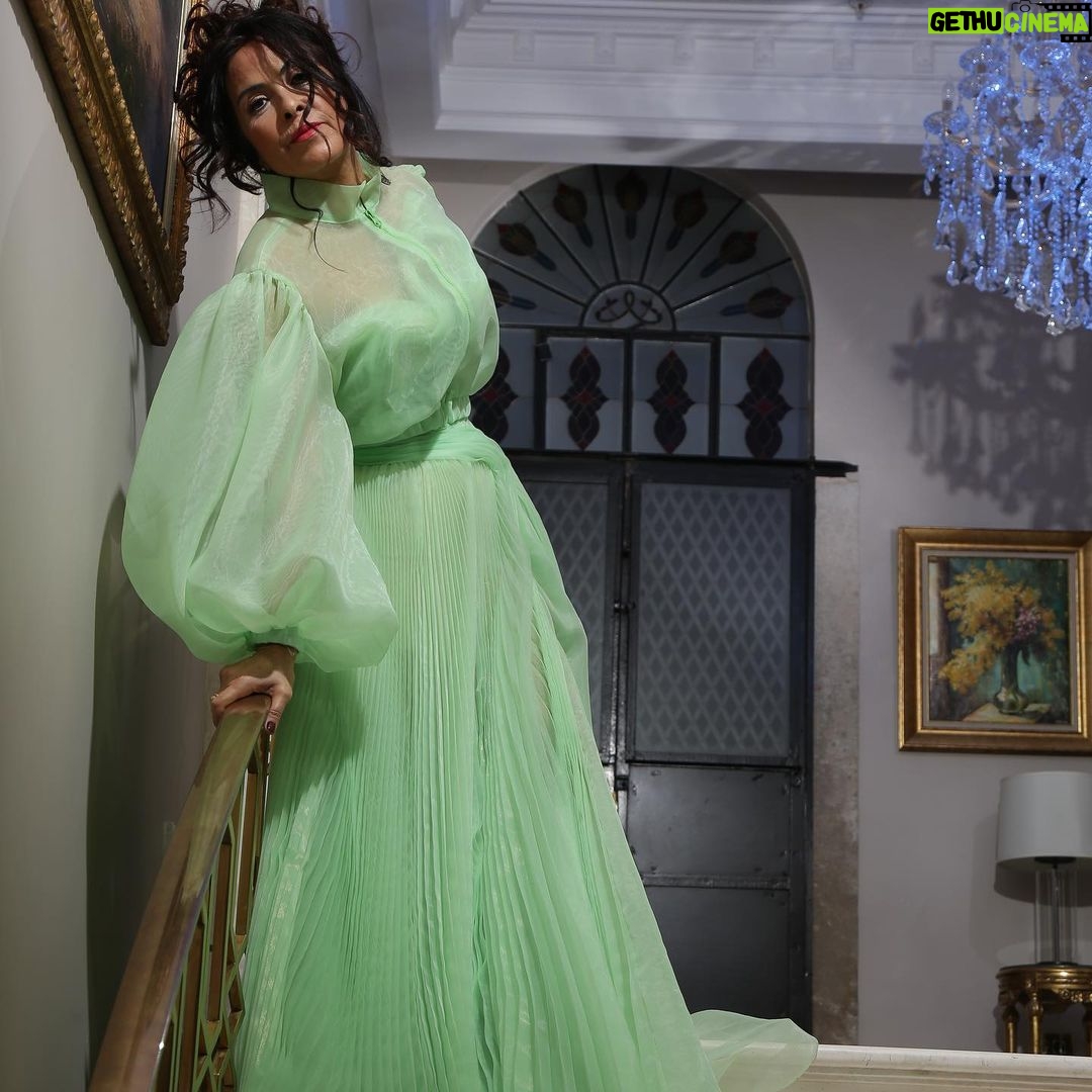 Nursel Köse Instagram - Bayramınız kutlu olsun💚💚Happy Bayram🧩🍏🌿 Photography by @ilkeruzunalan Kostüm @aydingoynu Hair @kemalbozz Make up @pinaraktasmakeup Styling by @zulallguler Powerd by @mahmutkose_