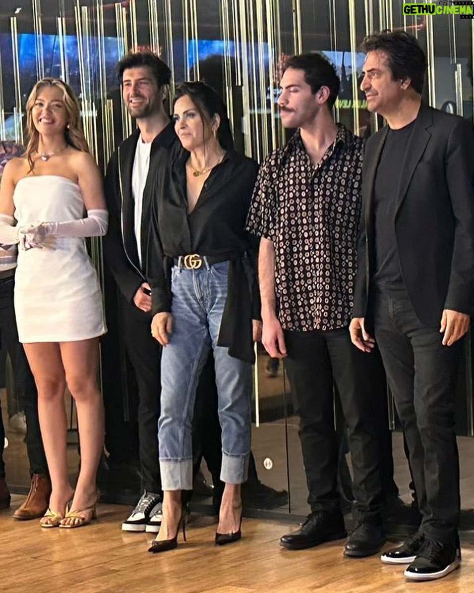 Nursel Köse Instagram - @prestijmeselesifilm bugün vizyonda, sinemada izleme keyfi🧿 @mahsunkirmizigulofficial @mahmutkirmizigull @eseryenenler @prestijmeselesifilm @erkincimnaber @onurgozeten @melisadongel @mandalina__shop @aslihanguner