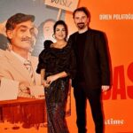 Nursel Köse Instagram - 5. Ocak🥰❤️❤️Vizyondayız. İLK YORUMLARINIZI merak ediyorum.. @baskanfilm galamızı yaptık.Tüm meği geçenlere kocaman teşekkürlerimle❤️ Styling @zulalkose__ 👍❤️❤️❤️❤️ Kostüm @cihan.nacar ❤️🧿🎵❤️Makeup- Hair @esraeyupogluoffcially @nanciaprofesyonelmakeup 💋💕🥲 @actplustalentm @ulrichmertin_
