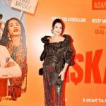 Nursel Köse Instagram - 5. Ocak🥰❤️❤️Vizyondayız. İLK YORUMLARINIZI merak ediyorum.. @baskanfilm galamızı yaptık.Tüm meği geçenlere kocaman teşekkürlerimle❤️ Styling @zulalkose__ 👍❤️❤️❤️❤️ Kostüm @cihan.nacar ❤️🧿🎵❤️Makeup- Hair @esraeyupogluoffcially @nanciaprofesyonelmakeup 💋💕🥲 @actplustalentm @ulrichmertin_