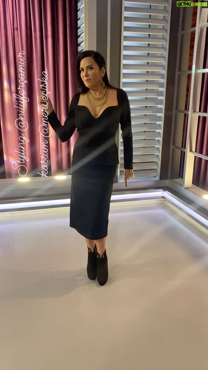 Nursel Köse Instagram - 5. Ocak 2024 sinemalarda🎵🍀@baskanfilm basın ve tanıtımlarımıza devam.. @aliilearamizda programında emeği geçen herkese teşekkürler 👍🥰Styling @nilufercmr ❤️🧿Kostüm @merveciskoofficial 🧿 @actplustalentm @ulrichmertin_