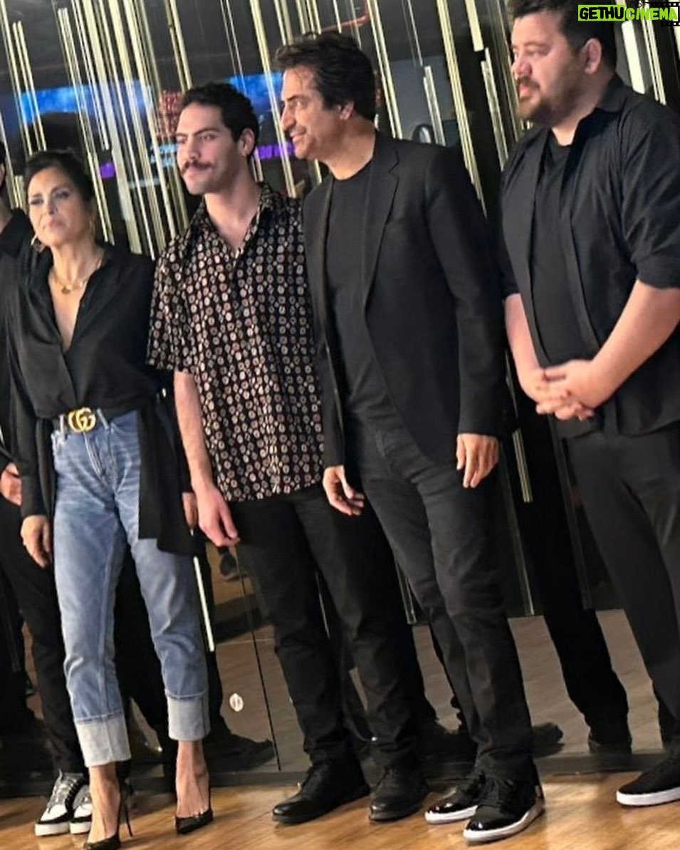 Nursel Köse Instagram - @prestijmeselesifilm bugün vizyonda, sinemada izleme keyfi🧿 @mahsunkirmizigulofficial @mahmutkirmizigull @eseryenenler @prestijmeselesifilm @erkincimnaber @onurgozeten @melisadongel @mandalina__shop @aslihanguner