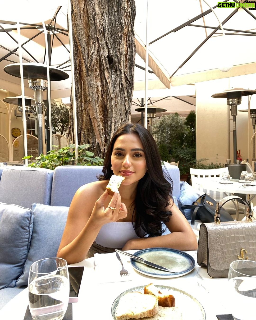 Nusraat Faria Instagram - These 5 pictures talk about how easy it is to make me happy 😊