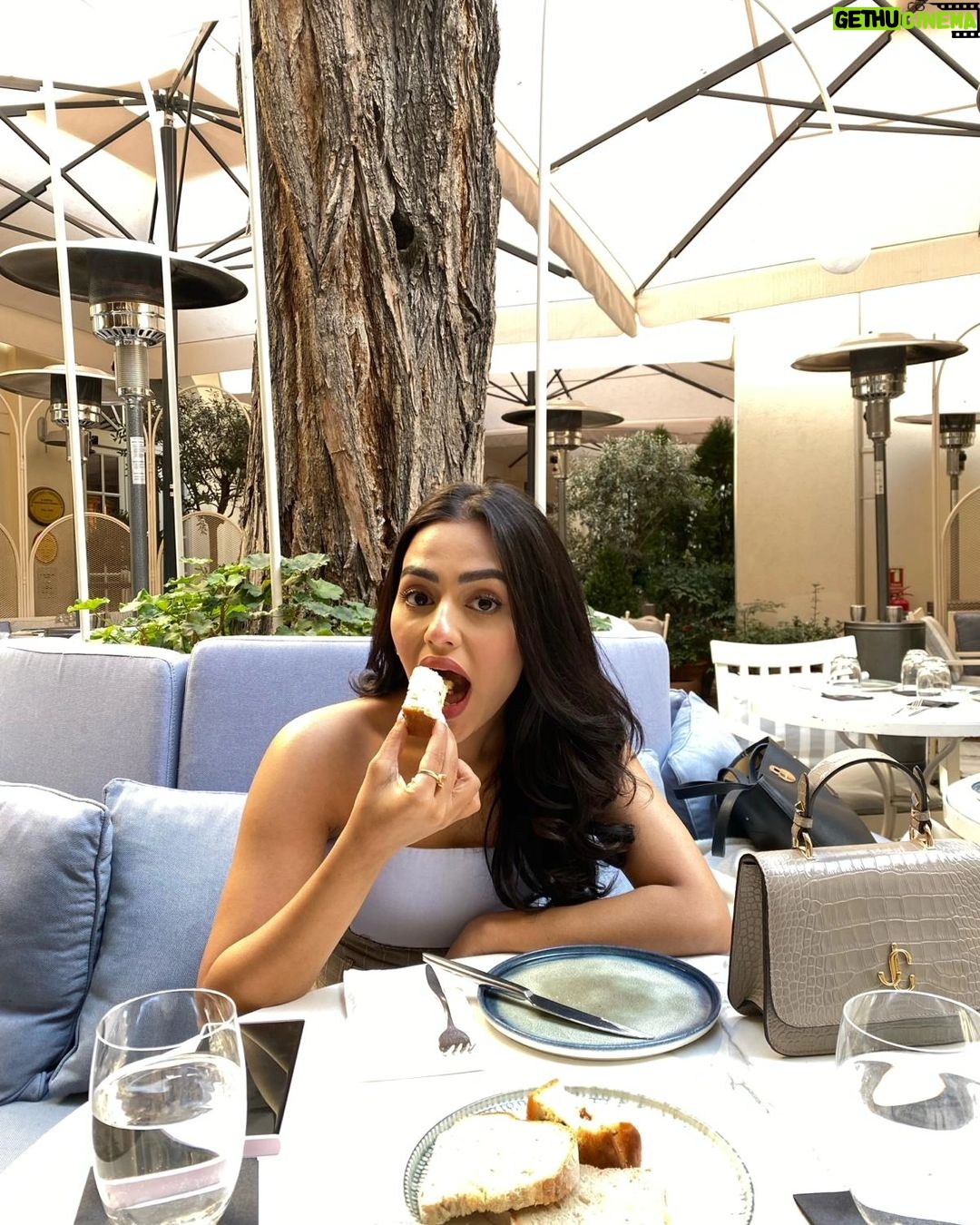 Nusraat Faria Instagram - These 5 pictures talk about how easy it is to make me happy 😊