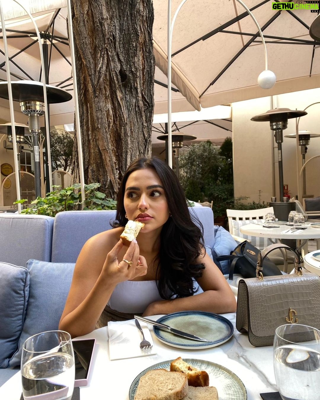 Nusraat Faria Instagram - These 5 pictures talk about how easy it is to make me happy 😊