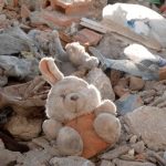 Oğuzhan Uğur Instagram - Felaketin üzerinden tam bir yıl geçmiş. Yıl geçmiş demek manasız geliyor aslında, ne geçmiş efendim? Ben o tarihte kaldım mesela… Bugünü yaşayan beni tanımıyorum bile. Sadece depremin değil, çaresizliğin, haksızlığın, pişkinliğin, bencilliğin ve tam manasıyla gerçek kötülüğün de günüydü o gün. Başlasam yazmaya roman olur, olur ama okumanıza lüzum yok. Her sayfasını ezbere biliyorsunuz siz de. Susabilirsiniz ama bilmiyormuş gibi yapamazsınız. Nasıl yaşayacağımızı bırakıp, nasıl ve ne şekilde öleceğimizi düşünür olduk o gün. Artık hiçbirimiz eskisi gibi değiliz, kıyas kabul etmez ama 11 değil, 81 il hasar aldık o gün. Hatırlatmak için iki kelam et dediler… İnsan unutulmayanı nasıl hatırlatsın? Geçmeyeni nasıl ansın? Deprem benim dünümde değil maalesef… Yaşananlara çaresiz bugünümde. Benim de başıma gelir mi korkusuyla yarınımda. O yüzden süslü cümlelerle edebiyat parçalayacak halim yok bu gece. O insanların gözyaşı kurumadan, her biri sıcak yuvasına, işine, aşına kavuşmadan olmaz. Hukuk önünde hakkını arayan, yitirdiği canların hesabını soranların içi soğumadan olmaz. Yıl geçmiş… Ne geçmiş efendim? Üç ay olmadı daha göçük altından cenaze çıkalı… Hayatını kaybedenlere rahmet, geride kalanlara sabır diliyorum. Bir gram dahi hafifletebilme ihtimalim varsa yükünüzü, namus sözüdür, ömrüm yettiğince çabalayacağım. Bu amaçta yalnız olmadığımın da farkındayım.
