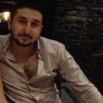 Oğuzhan Uğur Instagram - Selo. Bizim Selo… O da bu depremde kaybetti hayatını. Gencecikti. Birinin oğlu, birinin torunu, birinin dostu, birinin aşkı, birinin arkadaşıydı. Siz gibi… O da önceden yaşanan depremler için tivit atmıştı. Ölenlere rahmet dilemişti. Üzülmüştü. Biz gibi… Hepimiz yarınımıza kuşkuyla bakıyoruz. O da öyleydi. O gitti, biz kaldık. Yarına biz ne oluruz Allah kerim tabii. Abiler kardeşlerine rahmet okumamalı, analar babalar oğullarını gömmemeli… Abisi olarak rahmetle anıyorum, annesi babası da gömüyor. Ne diyeyim… Allah rahmet eylesin.