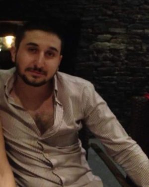Oğuzhan Uğur Instagram - Selo. Bizim Selo… O da bu depremde kaybetti hayatını. Gencecikti. Birinin oğlu, birinin torunu, birinin dostu, birinin aşkı, birinin arkadaşıydı. Siz gibi… O da önceden yaşanan depremler için tivit atmıştı. Ölenlere rahmet dilemişti. Üzülmüştü. Biz gibi… Hepimiz yarınımıza kuşkuyla bakıyoruz. O da öyleydi. O gitti, biz kaldık. Yarına biz ne oluruz Allah kerim tabii. Abiler kardeşlerine rahmet okumamalı, analar babalar oğullarını gömmemeli…  Abisi olarak rahmetle anıyorum, annesi babası da gömüyor. Ne diyeyim… Allah rahmet eylesin.