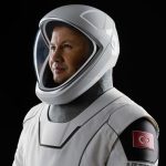 Oğuzhan Uğur Instagram - Sağ salim dönüp tecrübelerini anlatmasını heyecanla bekliyorum. Uzay insana ilk değil, ancak bizim insana ilk. Bizim milletin dilinden örnekler, bizim milletin karakterine uygun refleksler dinleyeceğiz kendisinden dönünce. Roket bizim değil evet, ancak belki de bugün Alper Gezeravcı’ya yapılan tezahürat, yarın genç bir çocuğun ilk defa uzay hayal etmesini sağlayacak. Biz mağara adamlarının edebileceği kavgalarla bugünlere geldik de, belki bugünün çocukları yarın için kendi temiz sayfalarını açıp, kendi roketimizi tasarlayacak. Kim bilir… Ha bir de, uzun zaman sonra sosyal medyada tartışılan bir gündemden keyif alıyorum. Övünen de, eleştiren de, affedersiniz taşak geçen de uzay konuşuyor, bilim konuşuyor. Rüya gibi =) Yarın yine orta çağ gündemlerimize devam edeceğimizi bilmek çok üzücü. O zaman anın tadını çıkaralım 🚀🧑‍🚀🇹🇷