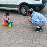 Oğuzhan Uğur Instagram - Siz benim sessizliğime bakmayın… Babala ekip bugün Adıyaman’da. Sayenizde gönderdiğimiz koliler depremzedelere ulaştı. Bir yandan da İlkokul bahçesinde çocuk evinin kurulumuna başlandı. 🌸
