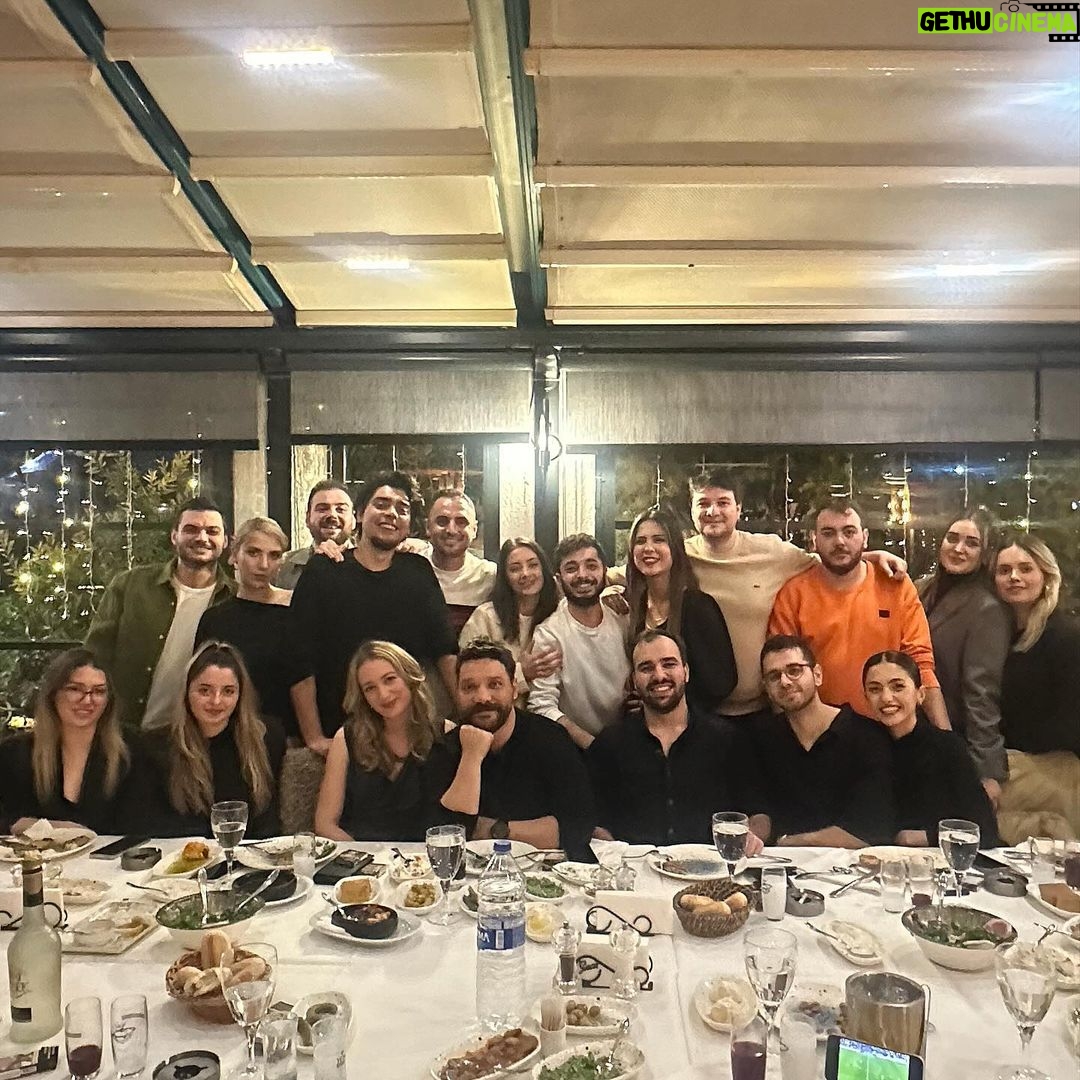 Oğuzhan Uğur Instagram - Benim canımmm ekibim. Babala ekip erken yılbaşı eğlentisi. 🤓🌸 @babalativi